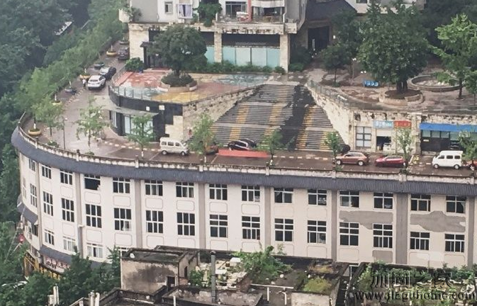 重慶屋頂上是馬路，建筑結(jié)構(gòu)加固能支撐的了嗎