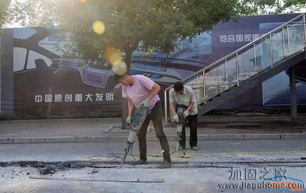 巴鐵慘遭拆除,現(xiàn)在要做的是路面加固補強？