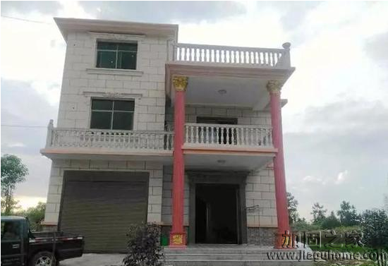 江西包工頭花50萬(wàn)自建農(nóng)村土樓，外觀丑爆但房屋地基穩(wěn)固。