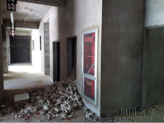 鳳凰新城小區(qū)某公辦性質的幼兒園建成已四年，目前還未投入使用，外觀美麗里面卻沒有任何裝修