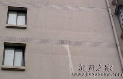 學校大樓外墻出現(xiàn)滲水情況該如何處理？