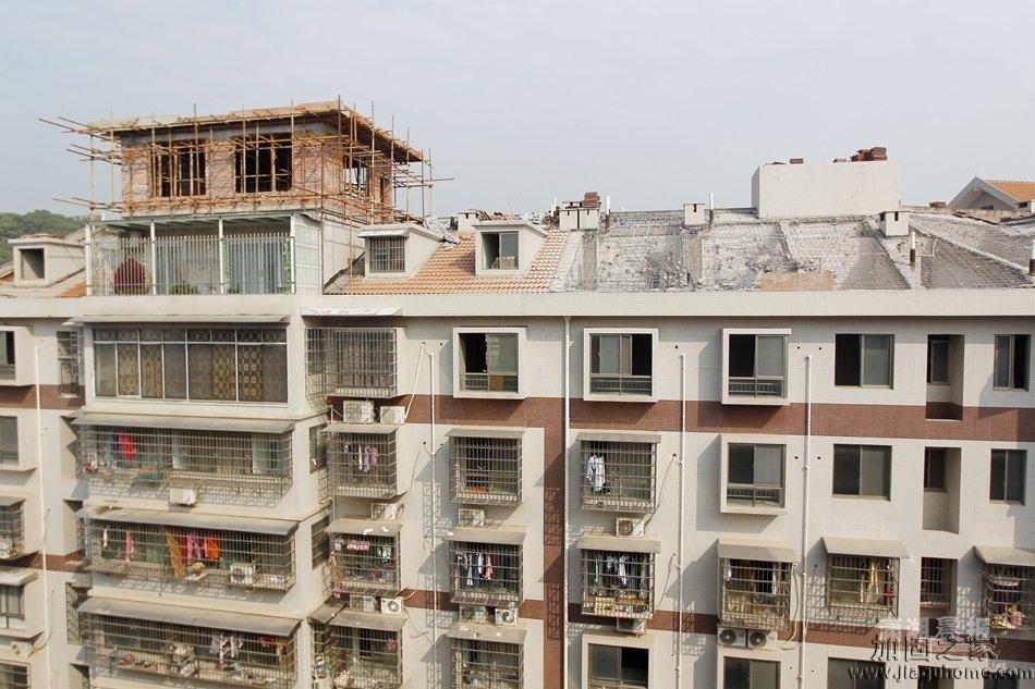 住戶屋頂防水補漏闖三關(guān)，原因竟是小區(qū)違章搭建堵通道