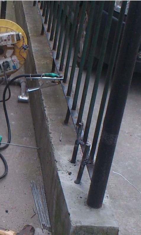 司機打盹撞上隔離帶，護欄被小車插穿還能加固嗎？