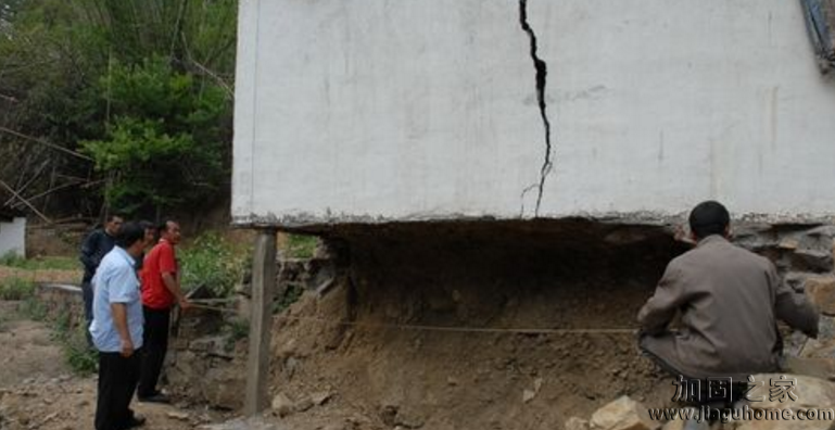 新農(nóng)村地基被挖空，變成懸空村