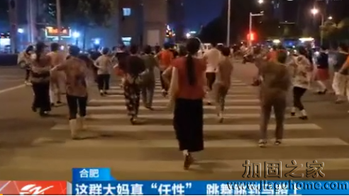 廣場(chǎng)舞大媽又占馬路，急需改造新舊建筑作為新“舞臺(tái)”