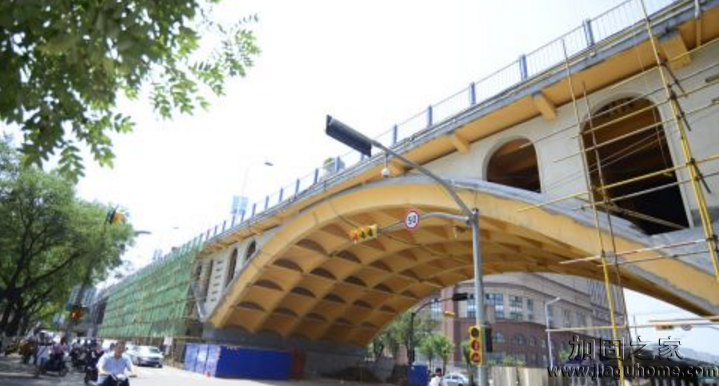濟(jì)南一人行天橋加固翻新成歐式風(fēng)格，特別引人注目