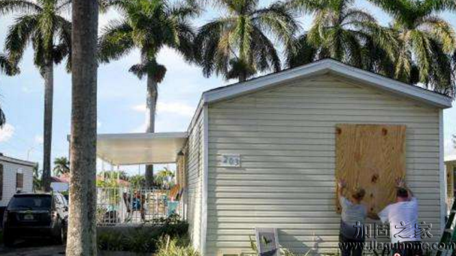 超級颶風“艾爾瑪”逼近美國，民眾緊急進行房屋加固