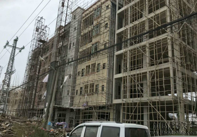 新建樓房地基不牢導(dǎo)致傾斜，急需基礎(chǔ)加固和扶正糾偏