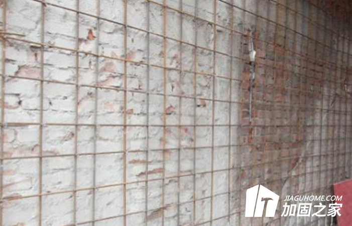 板墻加固，加固中的戰(zhàn)斗機(jī)