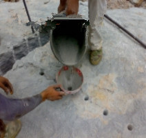 1521159964470934.jpg 脹藥施工灌孔.jpg