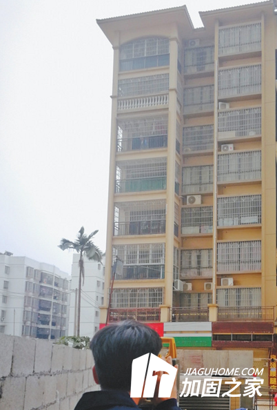 廣西某小區(qū)住宅房屋開裂，業(yè)主連夜撤離！