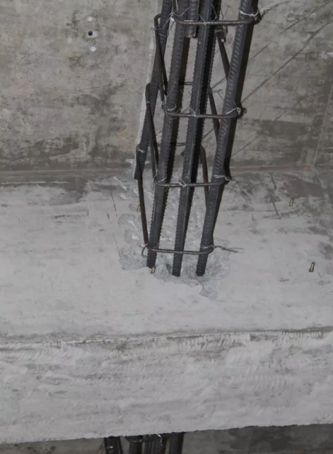 縱筋穿過(guò)主梁。由于不能滿(mǎn)足支座兩邊植筋錨固深度，故將縱筋穿過(guò)主梁，并在支座外搭接。