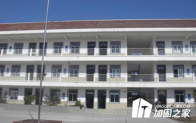 對(duì)學(xué)校進(jìn)行抗震加固時(shí)，哪些方面不容忽視?