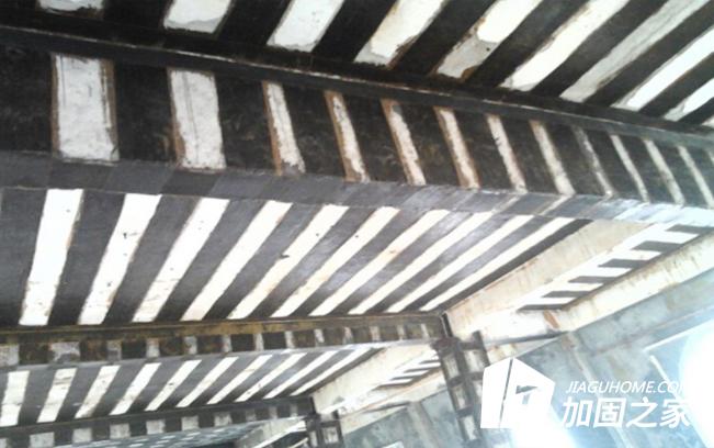 房梁加固時，為何優(yōu)先使用碳纖維板加固?