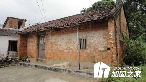 房屋安全鑒定公司一經(jīng)確認(rèn)的危險(xiǎn)房屋，房屋使用人該如何處理?