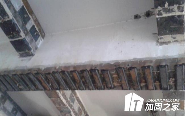 在粘鋼加固施工中，結(jié)構(gòu)膠的使用方法