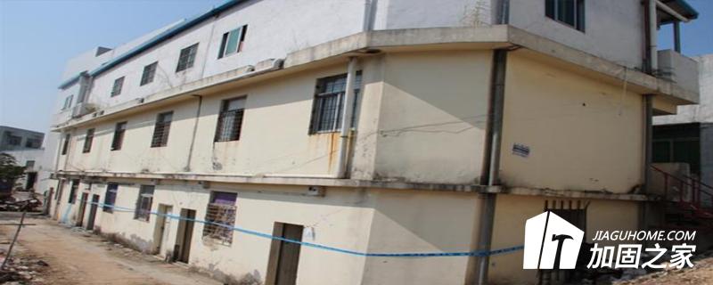 當(dāng)廠(chǎng)房結(jié)構(gòu)有下列問(wèn)題，需要進(jìn)行特殊鑒定