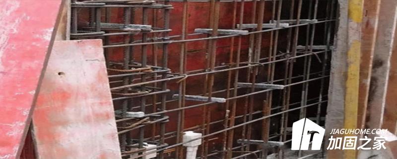 當(dāng)混凝土結(jié)構(gòu)構(gòu)件出現(xiàn)下列情況的非受力裂縫時，也應(yīng)視為不適于繼續(xù)承載的裂縫，并應(yīng)根據(jù)實際嚴(yán)重程度定位cu級或du級