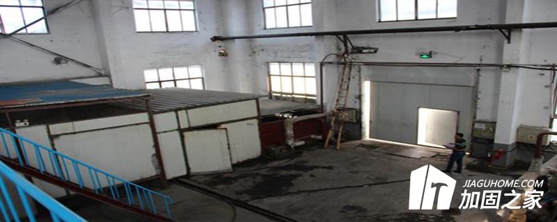 當(dāng)混凝土結(jié)構(gòu)構(gòu)件出現(xiàn)下列情況之一時，不論其裂縫寬度大小，應(yīng)直接定位du級