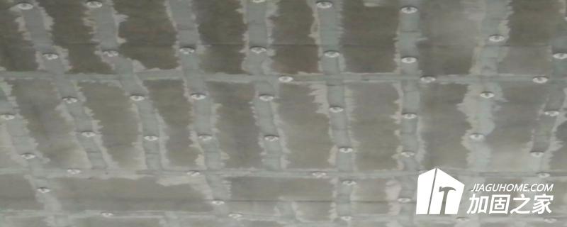 鋼板與混凝土間隙不均勻，注膠速度過快