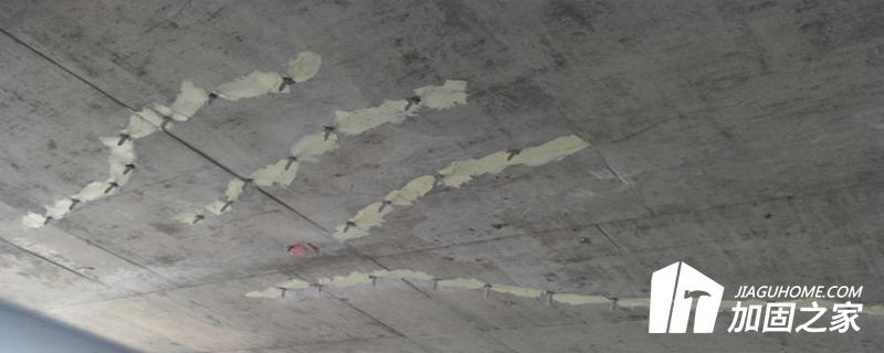 由于膠液向混凝土中滲透,造成頂部或邊角位置膠層脫空