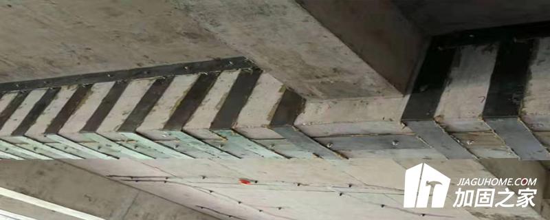 粘鋼加固中，材料也是影響剝離破壞的重要原因