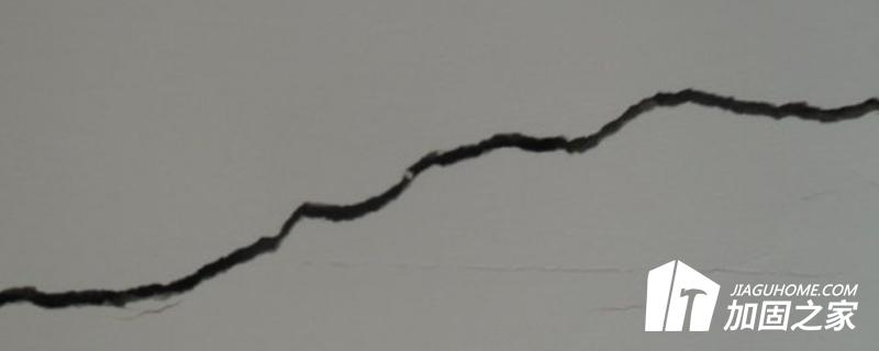 墻體出現(xiàn)裂縫的原因有很多，但主要原因只有兩個
