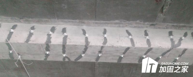 橋梁裂縫加固的第一步是對橋梁底層進行處理