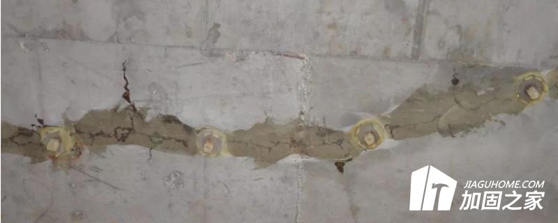 針對(duì)裂縫的不同位置進(jìn)行針對(duì)性施工