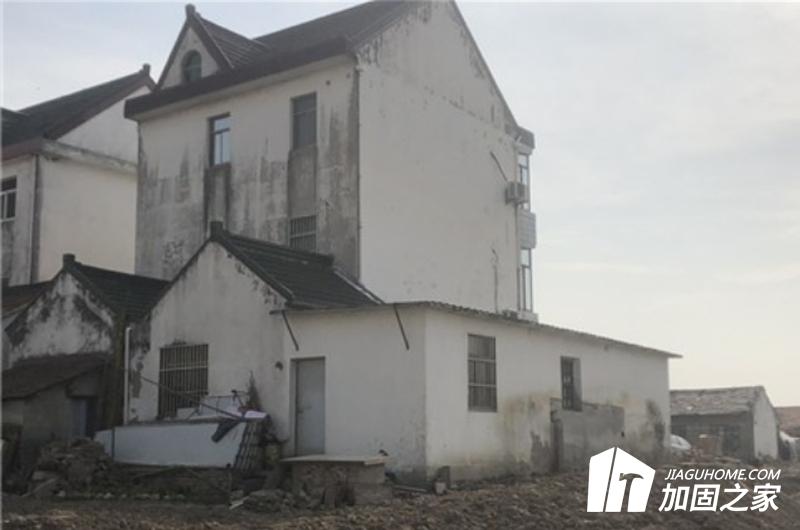 房屋基礎(chǔ)及樓層危險性鑒定，應(yīng)按下列等級劃分