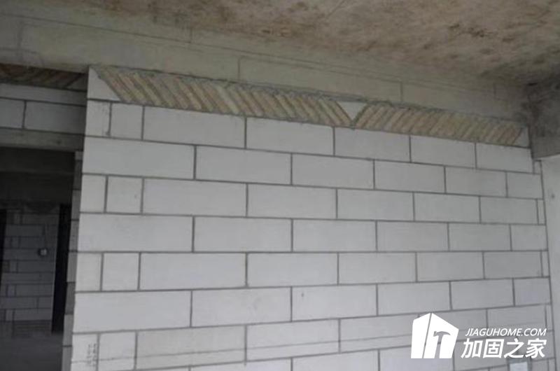 面對砌體結(jié)構(gòu)時，應(yīng)采取的加固方法
