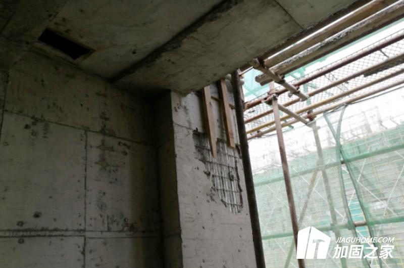 對現(xiàn)場進行詳細的勘探，確定剪力墻的受力情況