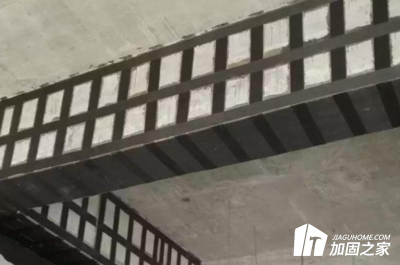 碳纖維布材加固混凝土結構主要材料有碳纖維布材和碳纖維膠