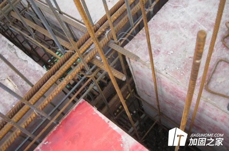 基礎中鋼筋過于密集，鉆孔困難，如何解決?