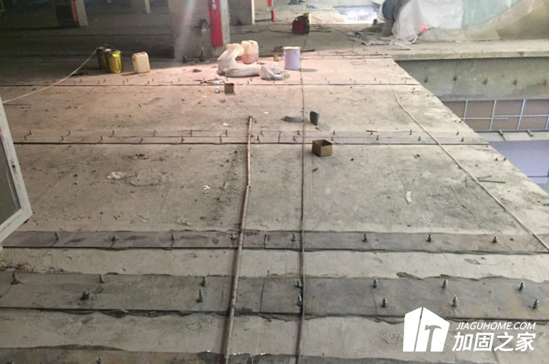 加固工程使用的粘鋼膠，應(yīng)按工程用量一次進(jìn)場到位