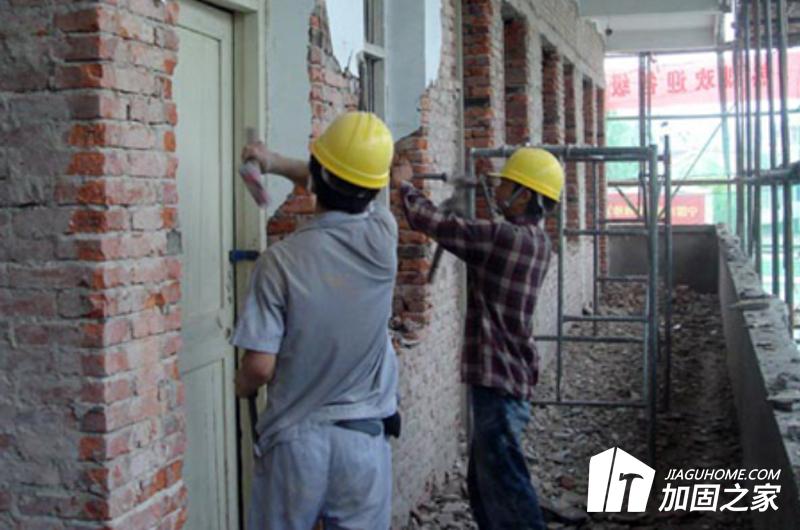 學(xué)?？拐鸺庸檀_保施工現(xiàn)場的安全