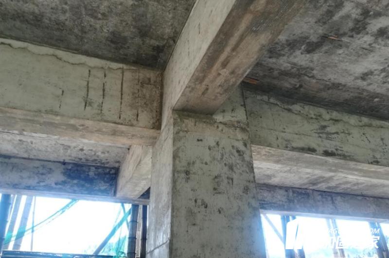 現(xiàn)澆板上不要過早上人、堆料、施荷加載。