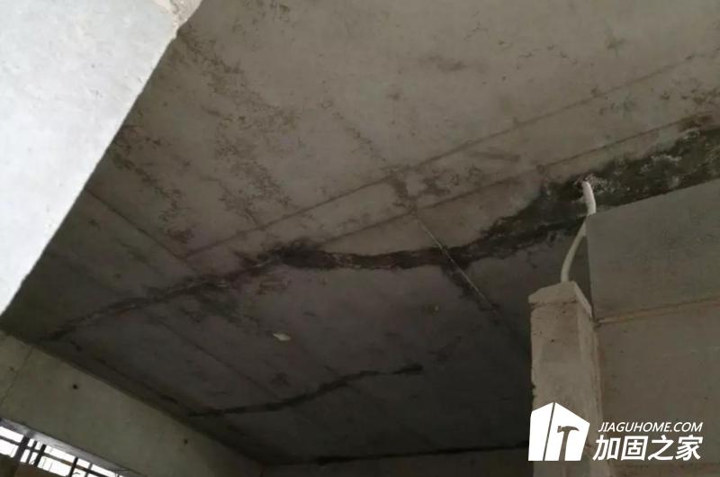 房屋建筑針對(duì)樓板開(kāi)裂的原因進(jìn)行加固