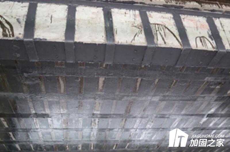 從施工流程看，碳布與粘鋼也十分相似