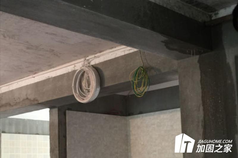 橫梁通過(guò)什么來(lái)提高承重能力?