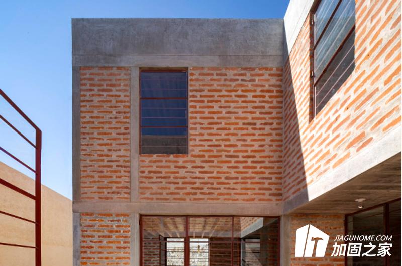 對于多層磚房結構房屋，采用直接增層方案且應符合下列原則