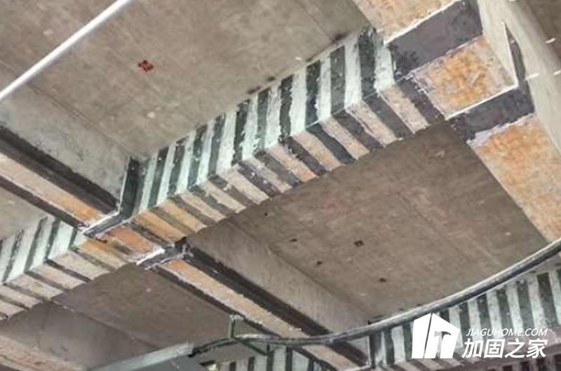 對于彈性支點加固梁時，應先計算出所需支點的彈性反力大小