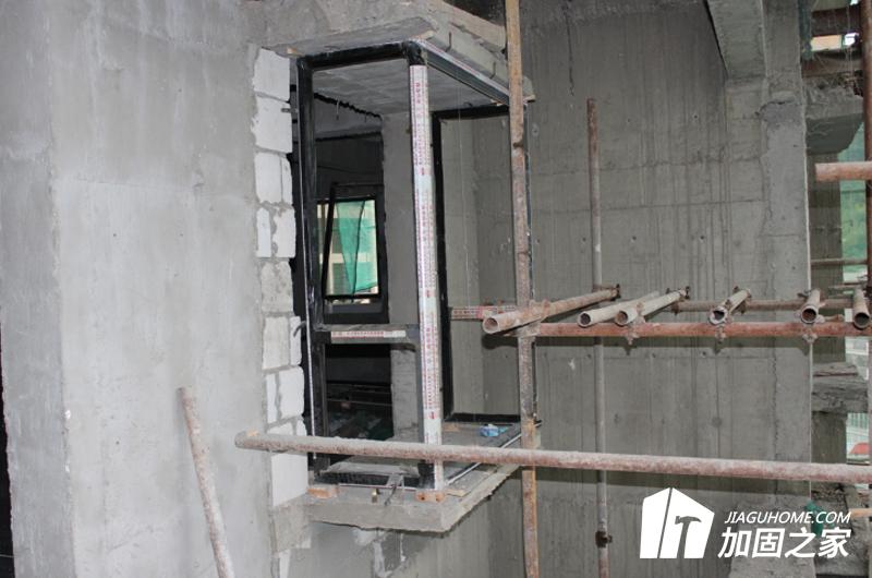 用下承橫梁、上承橫梁、門架和吊桿等構件構成的支點為彈性支點