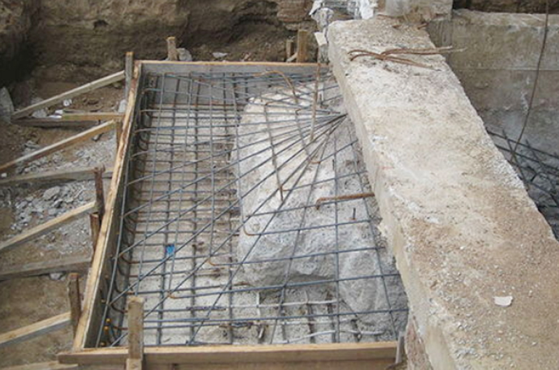 在進(jìn)行建筑加固時(shí)，還需要注重地基的加固