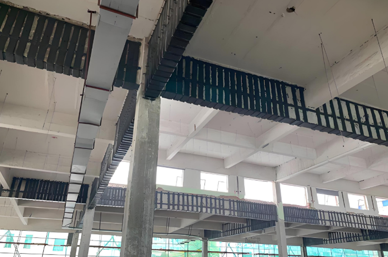 根據(jù)現(xiàn)場情況，考慮使用單一加固法還是綜合加固法