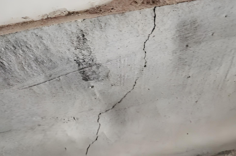 地基變形引起的裂縫。