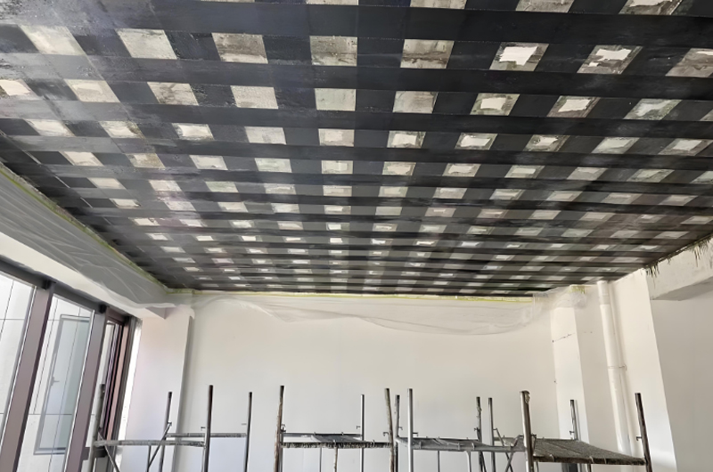 粘貼碳纖維布加固時，如何避免空鼓?