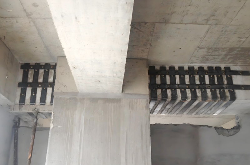 對于打斷的承重梁進行加固