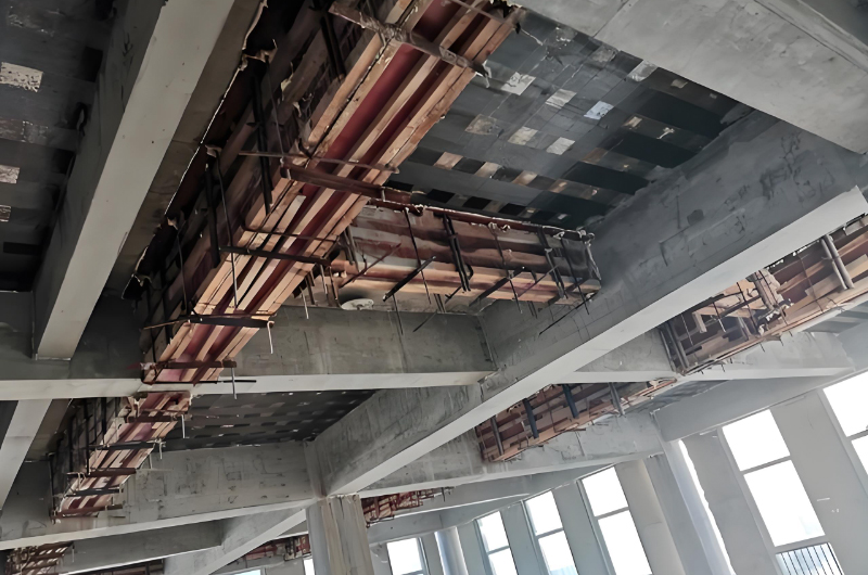 制定嚴(yán)謹(jǐn)?shù)氖┕ひ?guī)劃，確保能夠按時(shí)完工